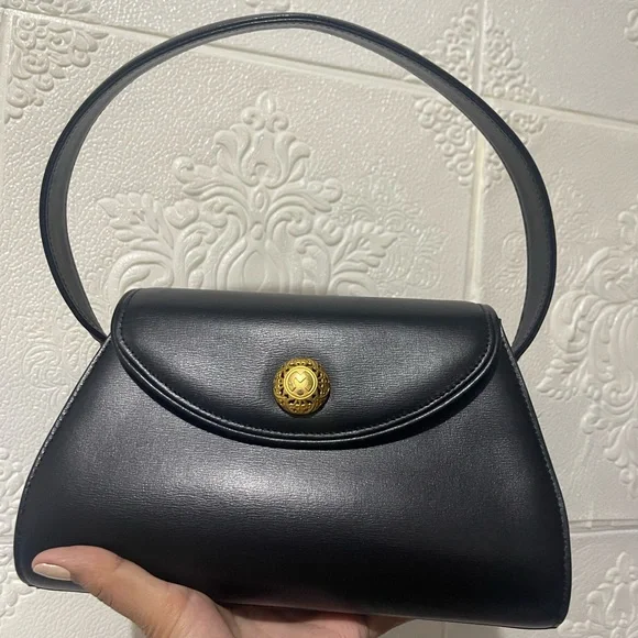 Chic Black Shoulder Bag with Gold Hardware - Picture 4 of 6